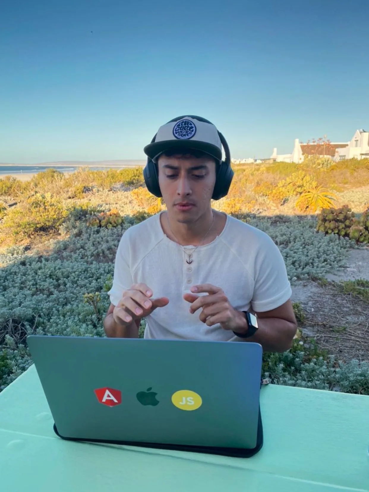 Lavoro da remoto in spiaggia
