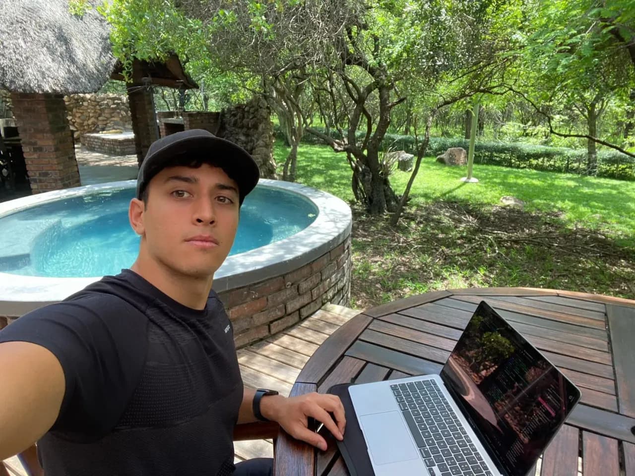 Lavoro da remoto con laptop in piscina