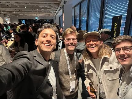 Selfie di gruppo a evento Webflow